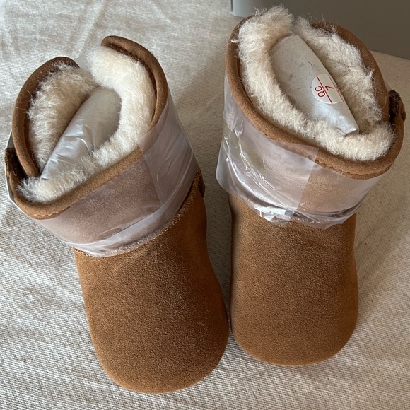 🎀Unworn, new in box Baby Girl Uggs Sz 5 Pink Bow 🎀 - Picture 2 of 8